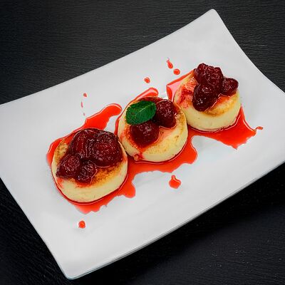 Сырники с клубникой в Brauny по цене 360 ₽