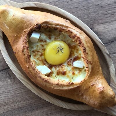Хачапури по-аджарски с яйцом в Хачапури по цене 350 ₽