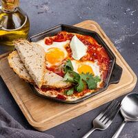 Шакшука с брынзой и шпинатом в Encore Cafe