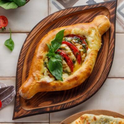 Хачапури по-аджарски с помидорами и сыром в На углях по цене 650 ₽