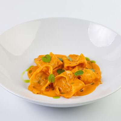 Равиоли с крабом и соусом биск в Rose Bar Crocus City по цене 1300 ₽