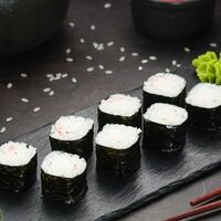 Классический ролл с крабом в Omakase Yoshitake Sushi