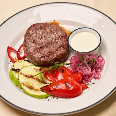 Бифштекс с тушеной капустой и овощами гриль в Блан де блан по цене 1350