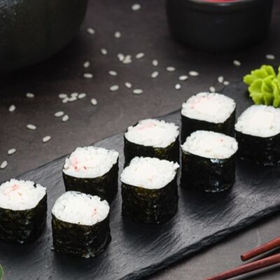 Классический ролл с крабом в Omakase Yoshitake Sushi по цене 440 ₽