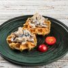 Вафли картофельные с курицей и шампиньонами в сливочном соусе в Coffee muse по цене 395
