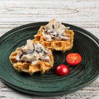 Вафли картофельные с курицей и шампиньонами в сливочном соусе в Coffee muse