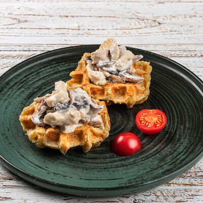 Вафли картофельные с курицей и шампиньонами в сливочном соусе в Coffee muse по цене 395 ₽