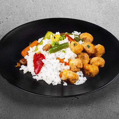 Рис с овощами и куриными фрикадельками в Избушка по цене 189 ₽