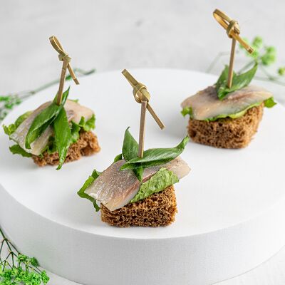 Канапе с сельдью и зеленым луком в KanapeFest по цене 1410 ₽