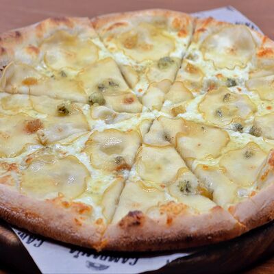 Пицца Пере э горгонзола в Campania pizza & pasta по цене 675 ₽