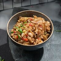 Жаренный рис с курицей и овощами в Top Hop