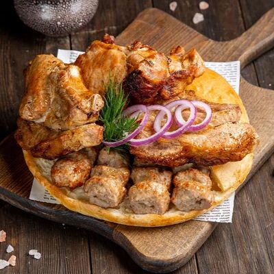 Шашлык в хлебе на 6 персон Свинина с курицей в Шашлык Хаус GRILL&PIZZA по цене 7790 ₽