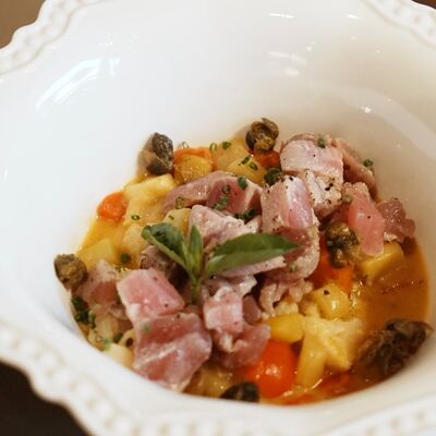 Овощное соте с опаленным тунцом в Особняк по цене 485 ₽