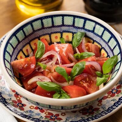 Салат из помидоров с красным луком в Сыроварня по цене 64000 сум