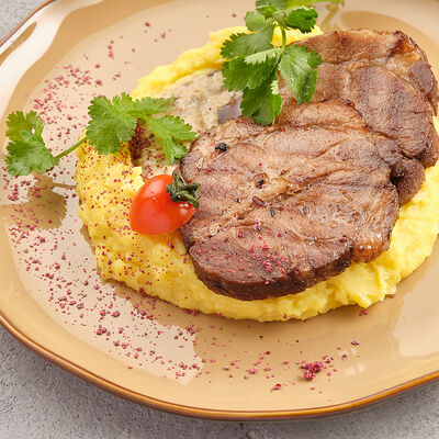 Домашняя буженина с соусом из грибов в Грузина Мама по цене 655 ₽