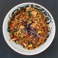 Тори Якисоба в Umami Ramen Bistro