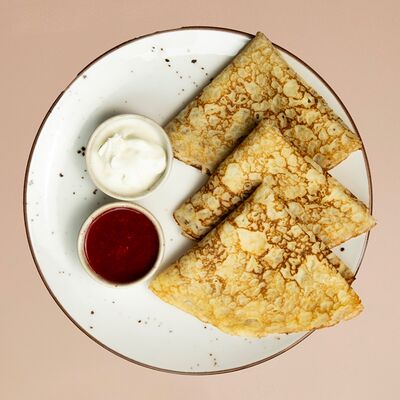 Блинчики с малиновым соусом и сметаной в Романовская пекарня по цене 450 ₽