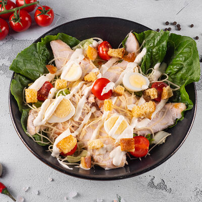 Салат Цезарь с цыпленком в Balkan Place по цене 486 ₽