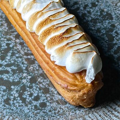 Эклер лимонныйв Романовская пекарня по цене 350 ₽