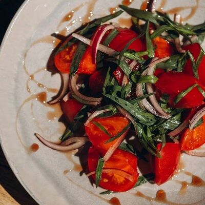 Салат из помидоров с тархуном в Мацони по цене 340