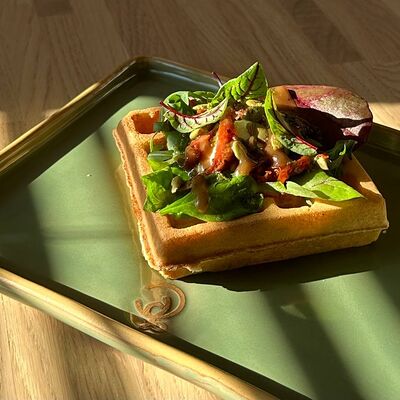 Цельнозерновая вафля с сырным муссом и вялеными томатами в Peach по цене 370 ₽