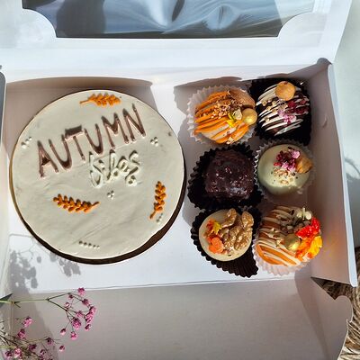 Бенто-торт Autumn Vibes и пирожные Картошка в шоколаде ассорти в Marys Cakes по цене 4390 ₽