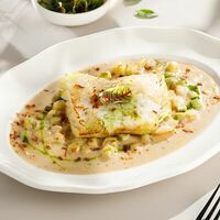Треска с кабачками с соусом морнев Кукумбер
