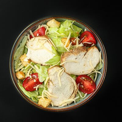 Цезарь с курицей в RollWok club Азиатская кухня по цене 499 ₽