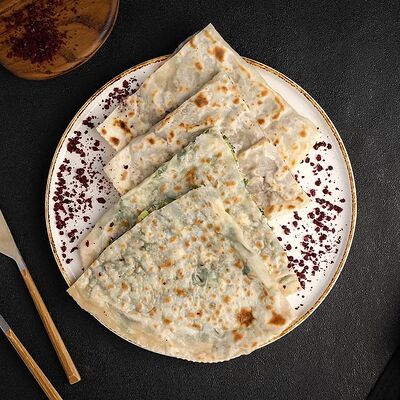 Кутаб с сыром и зеленьюв Бакинский дворик по цене 620 ₽