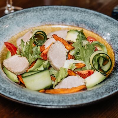 Салат с ростбифом из индейки и соусом манго в Grenka на Труда по цене 530 ₽