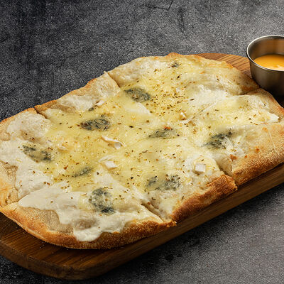 Пицца Четыре сыра в BeerLogovo по цене 840 ₽