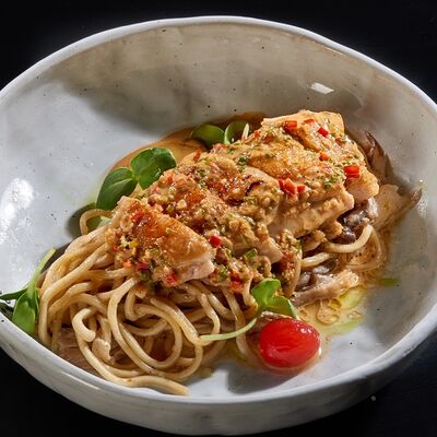 Жареный цыплёнок, китайская лапша, сливочный соус кальби в Осака по цене 350 ₽
