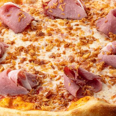 Пицца с бужениной из смокера и луком-криспив Чили пицца по цене 930 ₽