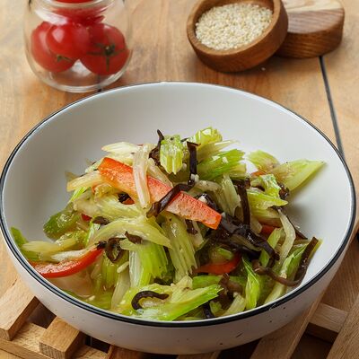 Салат из сельдерея 拌西芹 в Шикэ по цене 470 ₽