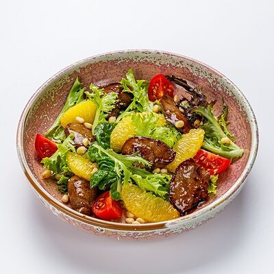 Теплый салат с утиной печенью в The Brasserie по цене 550 ₽