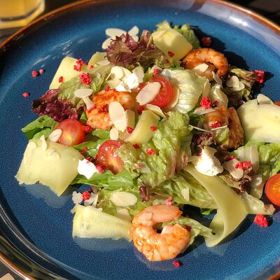 Салат с креветками и манго в The Bulki по цене 690 ₽