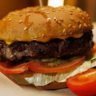 Классический бургер с картофелем фри в Cubby Bar по цене 740 ₽