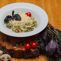 Паста со шпинатом и грибами в Rocks Gastropub