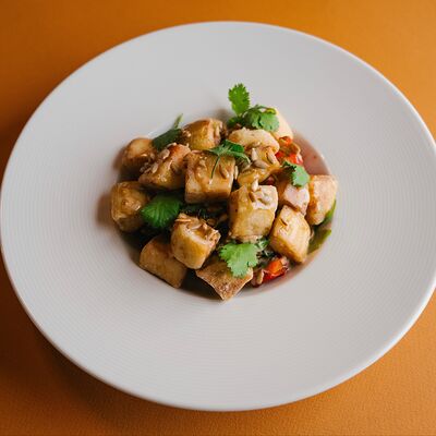 Салат с хрустящими баклажанами и печеными овощамв Круча по цене 800 ₽