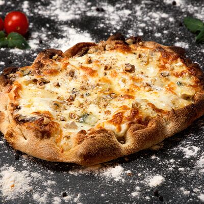 Пицца Сырная в PIZZAZAVR по цене 900 ₽