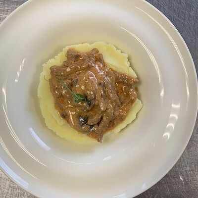 Бефстроганов с картофельным пюре в Карасёвня по цене 444 ₽