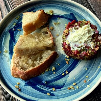 Тартар из говядины со страчателлой в Хюгге Сырный ресторан по цене 830 ₽