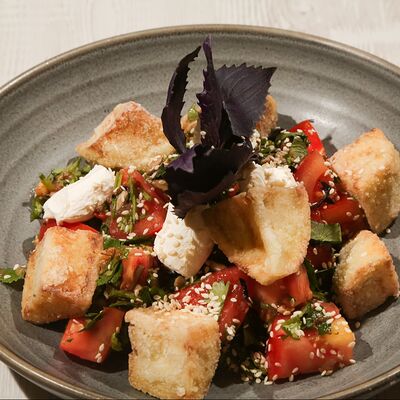 Азиатский салат с хрустящими баклажанами и томатами в Троя по цене 650 ₽