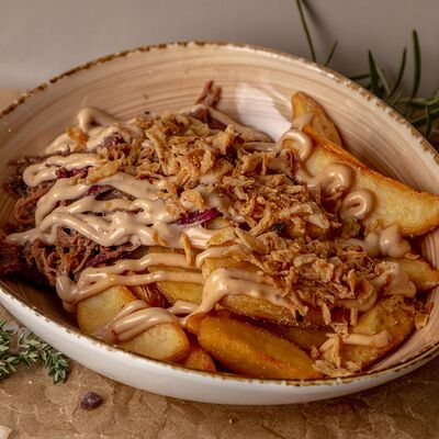 Рваная говядина с картофельными дольками и фирменным соусом в Вкус дружбы по цене 690 ₽