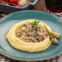 Бефстроганов с пюре в Grizzly Bar
