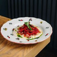 Печеный перец Рамиро с тунцом и соусом тоннато в Мона