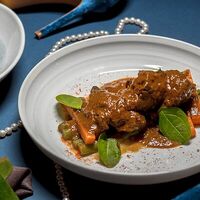 Телячьи щечки в соусе карри в More More