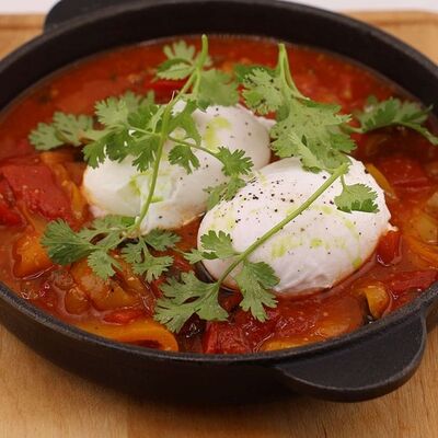 Шакшука с яйцом пашот и зеленью в Melty по цене 460 ₽