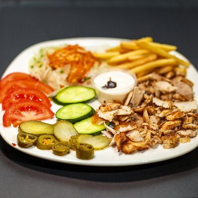 Шаверма на тарелке классическая в Джудос joudos шаверма 12 по цене 580 ₽