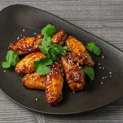Куриные крылья в карамельном соусев Brasserie Kriek по цене 790 ₽